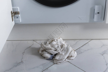 用于吸收厨房家具中的洗衣机漏出的溢出水的图片