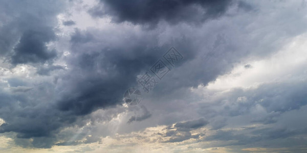 日落前黑暗的暴风雨和多风的天空图片