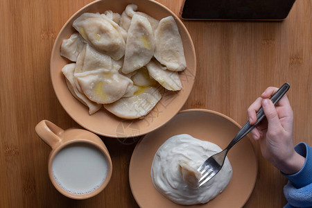 瓦列尼克斯拉夫食物乌克兰传统菜肴美食摄影面粉制图片