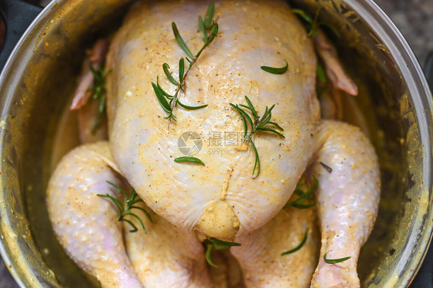 在平底锅里腌制火鸡火鸡泡菜图片