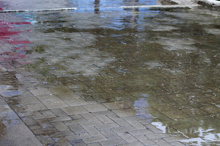 在雨季在城市环境中的大型行人便不图片