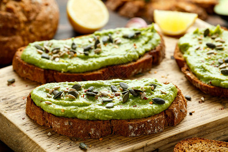 健康自制的Avocado奶油烤面包木图片
