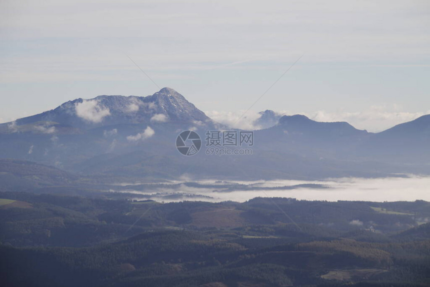 雾天的巴斯克山脉图片