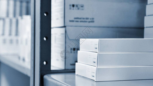 药房货架上的药箱储存药物和维生素在药房出售的背景医学和健康的概念图片