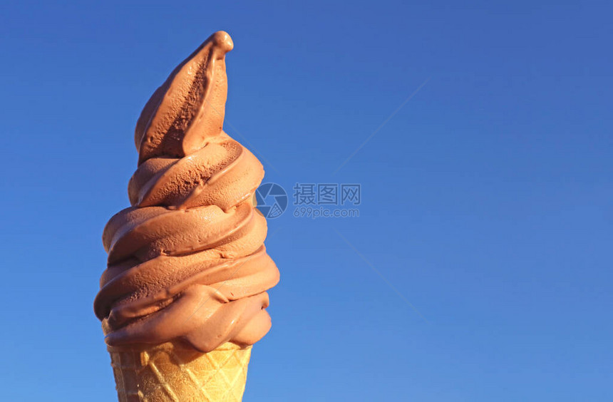 巧克力软为冰冷的Cone对抗阳图片