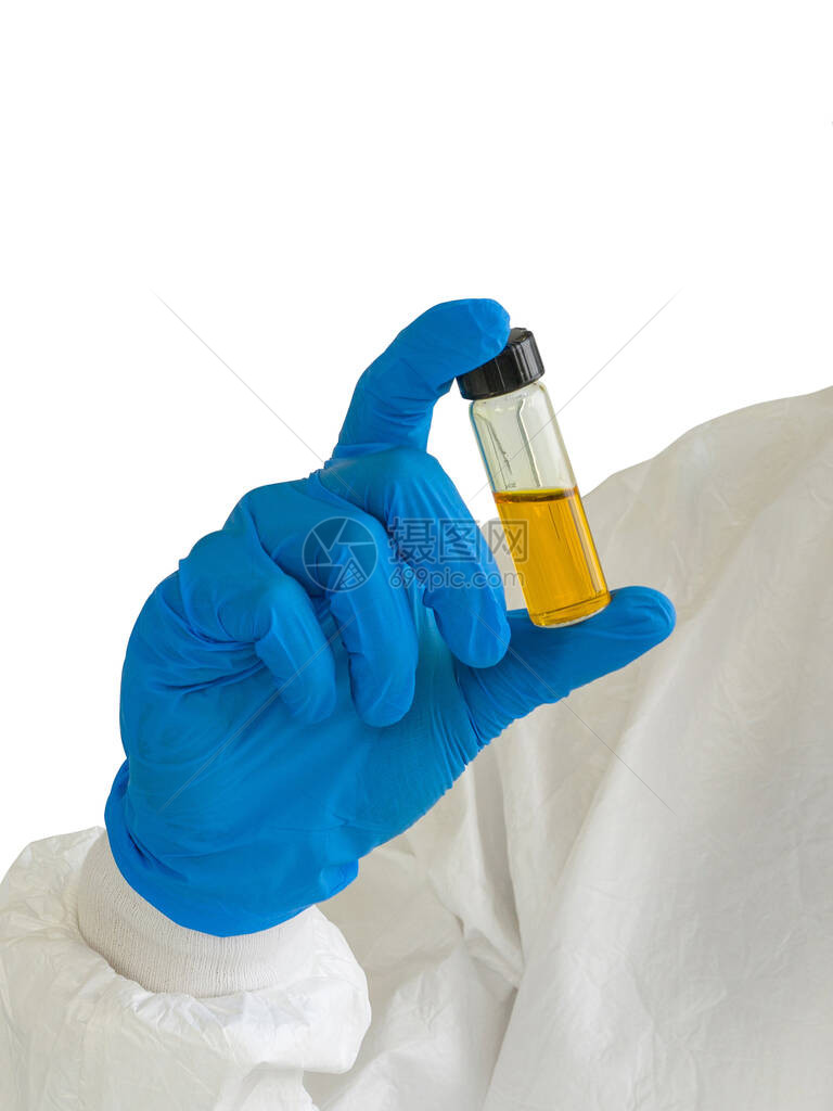 一种瓶子含有研究人员手中的黄色化学物质图片