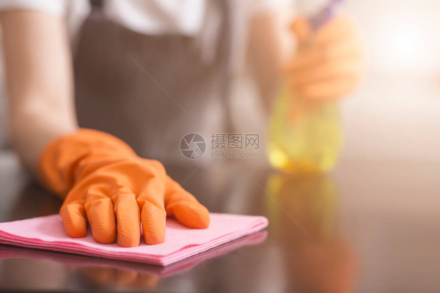 清洁服务概念关闭女佣手扫尘与拉格的桌边图片