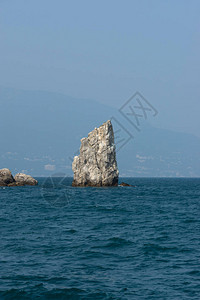 雅尔塔黑海沿岸风景如画的岩石图片