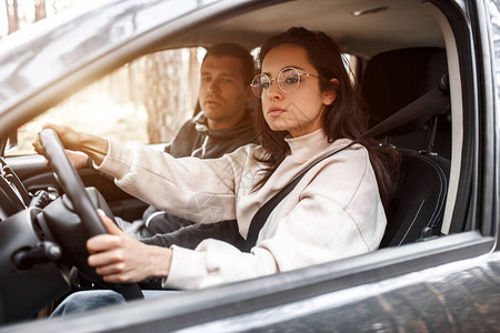 驾驶指导一位年轻女子第一次学会开车她的导师或男朋友图片