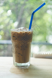 冰咖啡在木桌上的高玻璃杯中夏日冷饮气氛是图片