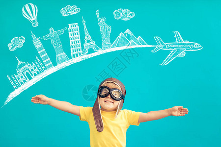 玩古老木制飞机的快乐儿童孩子在蓝背景下享受乐趣想象和自由概图片