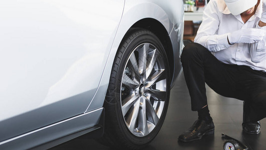 有汽车检查的人测量数充气橡胶轮胎汽车特写手持机汽车轮胎压力测量充图片