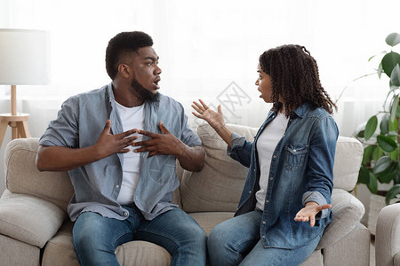 嫉妒非洲妻子在家中争吵期间因丈夫不忠而责骂她丈夫图片