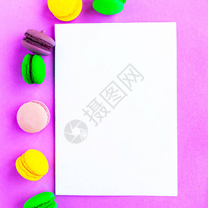 紫背景上的彩色甜马卡龙和白色模型空白顶视图最小概念图片
