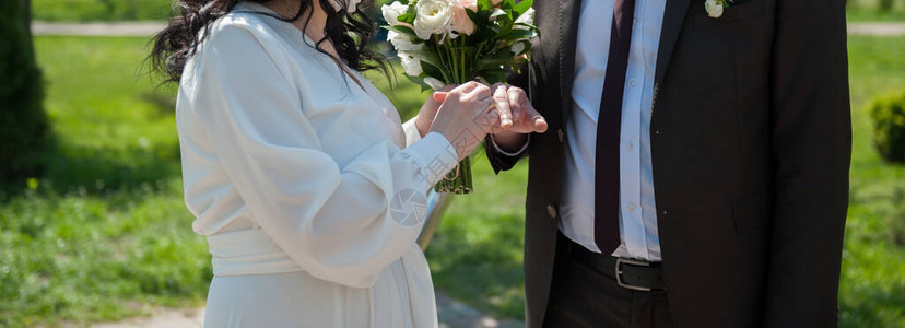 新娘把戒指戴在新郎的手图片