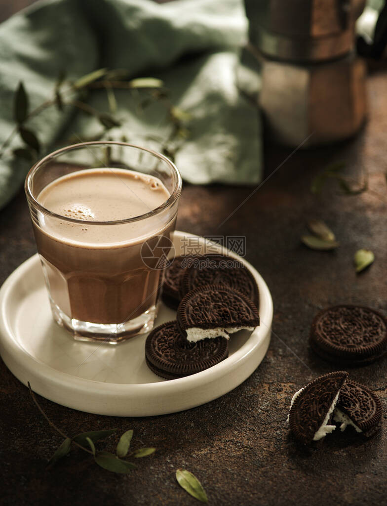 一杯加牛奶和巧克力饼干的可图片