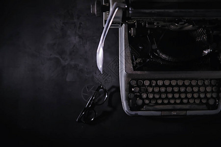 老式记者工具打字机复古作家在工作封小说记图片