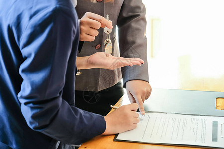 房地产经纪人提供手为客户签署协议合同签署购买或出售房屋房地产概念图片