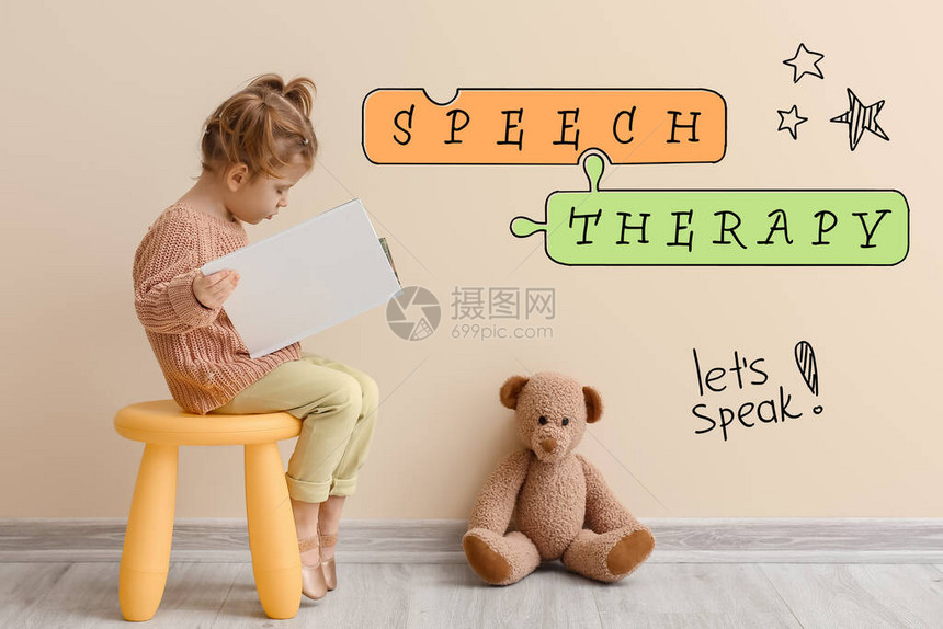 小女孩阅读书和文字的PESECHHTherapy图片