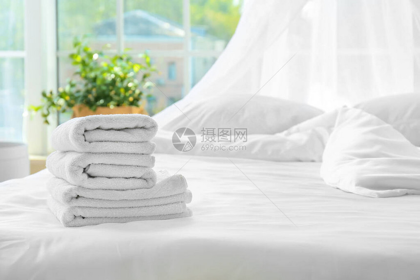 在家床上的干净毛巾图片