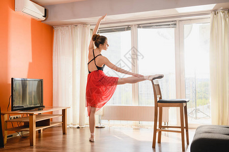 美丽的年轻女子芭蕾舞女在家庭隔离时接受培训图片