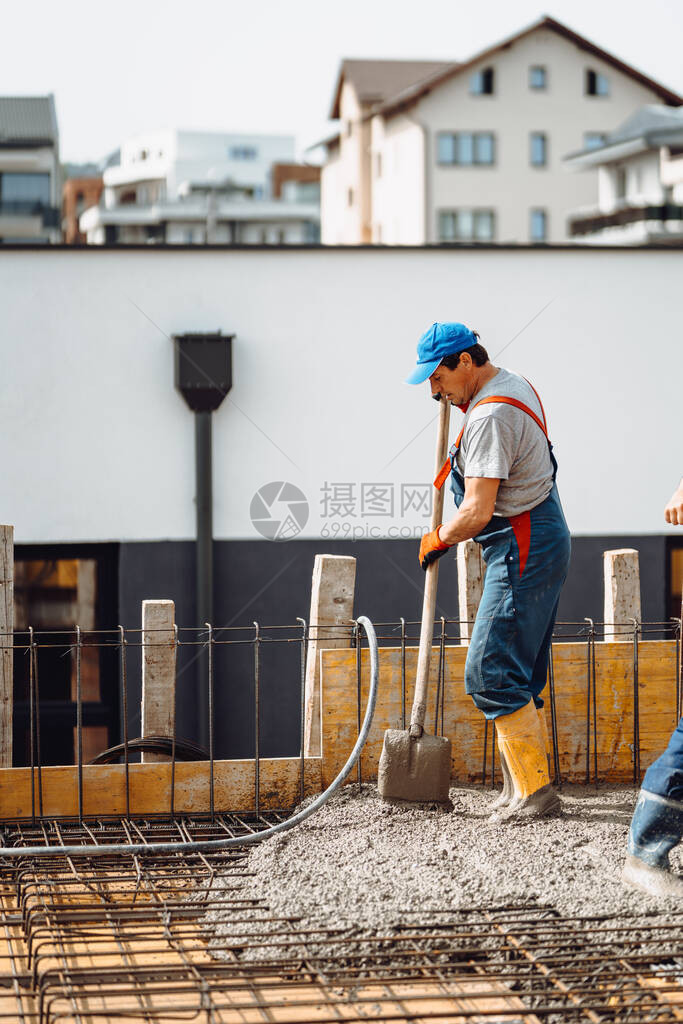 使用工具铺设梅森大楼图片