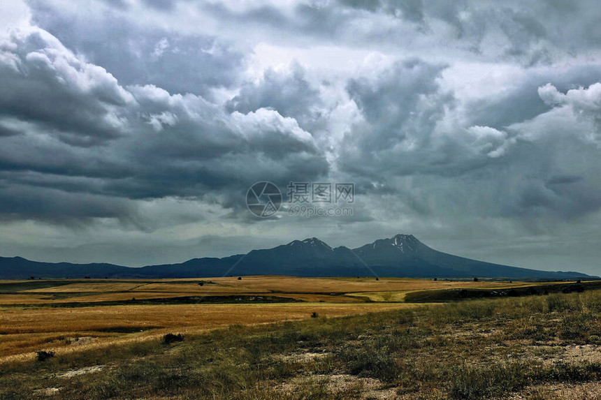 美丽的哈桑火山矗立在平原上图片