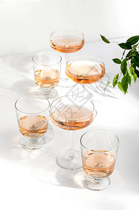 各种装满玫瑰酒的杯的正面图图片