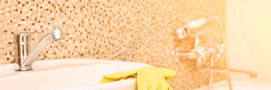 家庭工人清洁浴室紫色手套配黄色抹布清洁脏水龙头的管家居家日常擦拭浴室图片