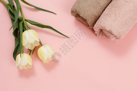 柔软的毛巾和黄色的郁金香在图片