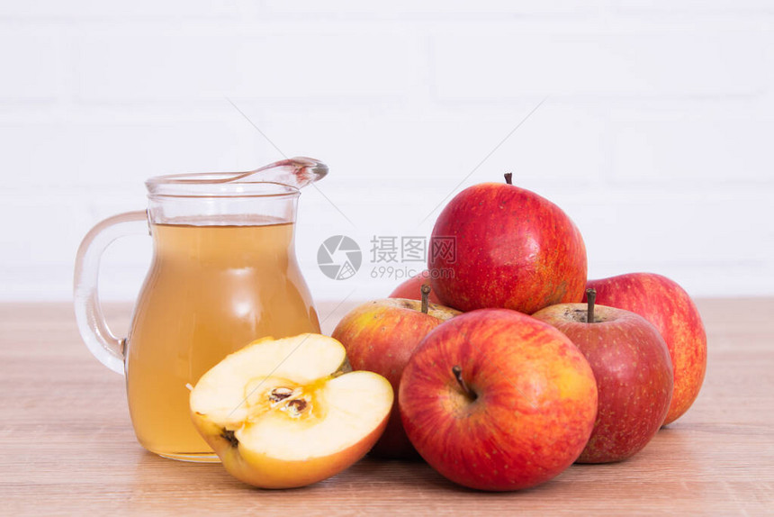 苹果酒或醋配天然苹果图片