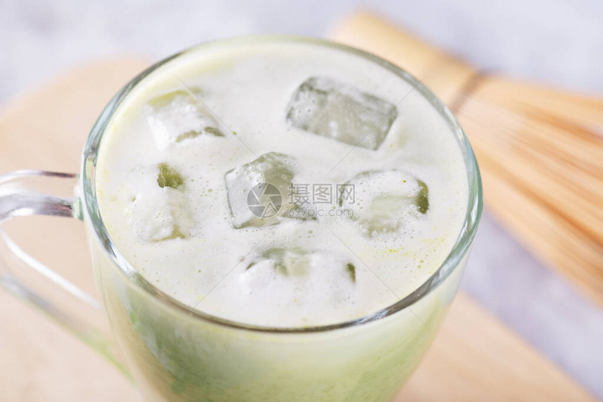杯子里紧贴着一块冰配有新鲜的红辣椒拿铁绿色茶灰图片