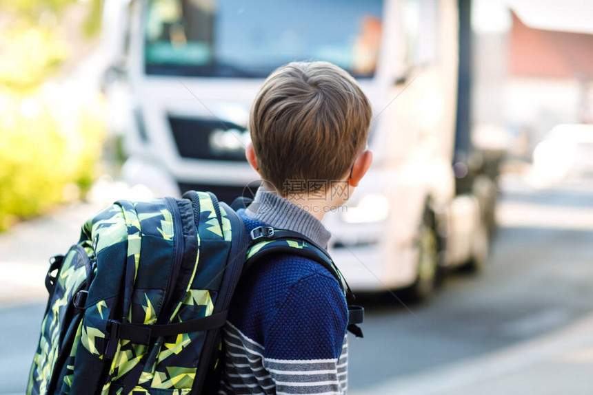 戴着眼镜和背包或书包的快乐小男孩上学路上的小学生户外健康可爱的孩子从电晕和covid19大流行病隔图片