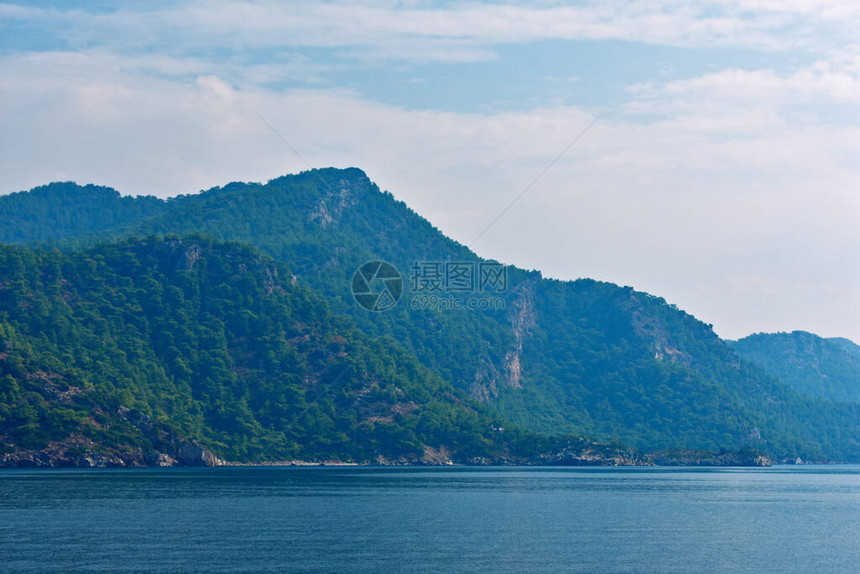 爱琴海沿岸的山脉蓝色轮图片