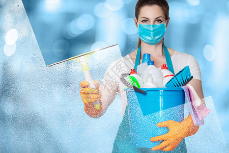 窗户清洁服务的概念一位戴着面具的清洁女工在模糊的背图片