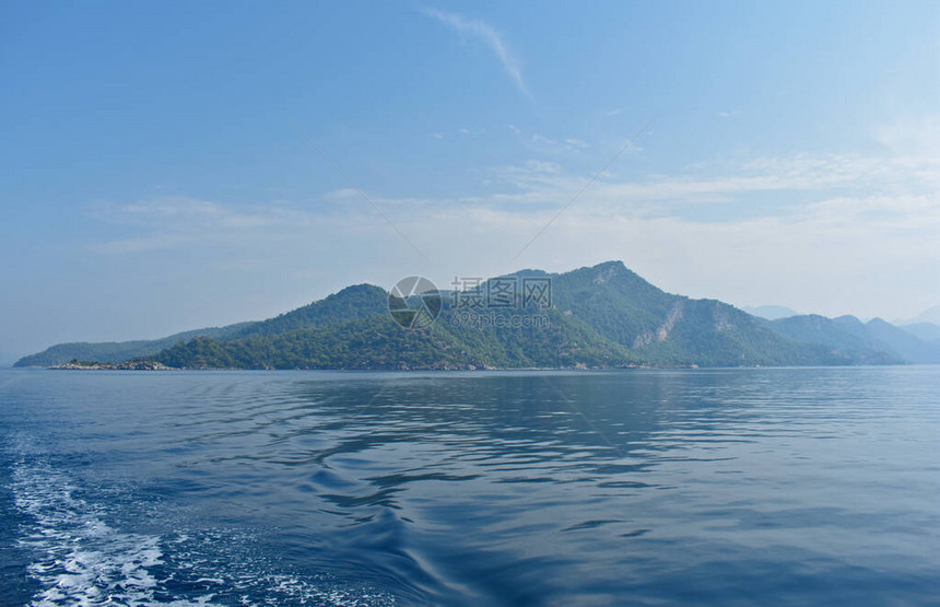 爱琴海沿岸的山脉蓝色轮图片