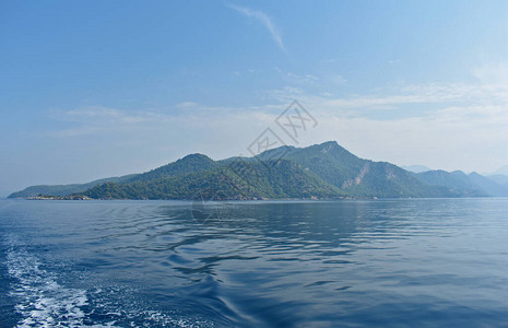 爱琴海沿岸的山脉蓝色轮高清图片