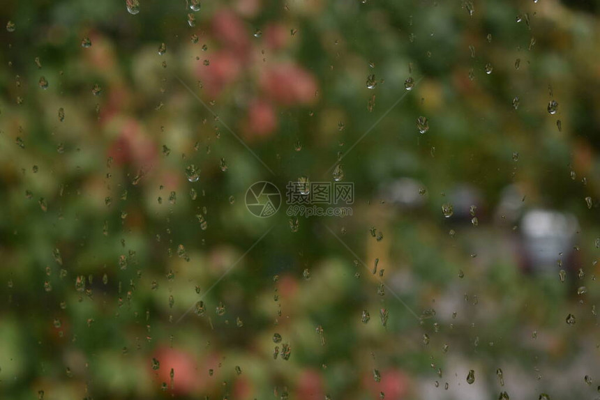 窗户上的雨滴图片