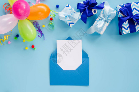 派对或生日蓝色背景假日样机带有复制空间的贺卡与五颜六色的气球礼物盒和蛇纹石的框架背景图片