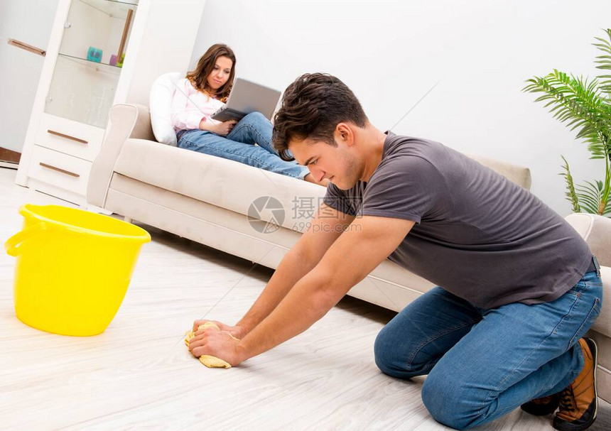 与妻子和丈夫一起清理房图片