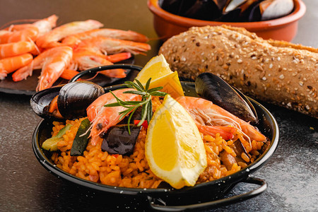 Paella传统西班牙食图片