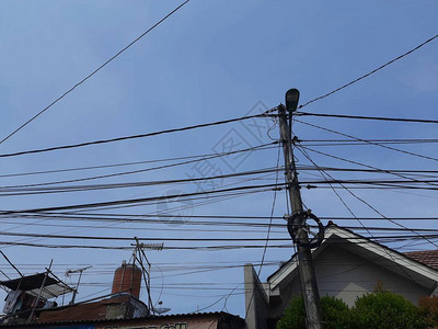雅加达一所房屋顶上的电缆家庭电图片