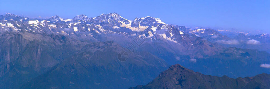 从飞机窗上俯瞰阿尔卑斯山的鸟瞰图从飞机窗看风景如画的山景图片