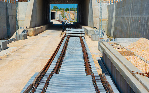 用于建设新铁路线的地下通道和隧道用于铁路电气化的污水和金属格背景图片