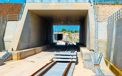 用于建设新铁路线的地下通道和隧道用于铁路电气化的污水和金属格背景图片