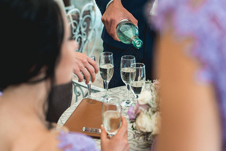 婚礼敬酒新娘和新郎手中的香槟酒眼镜快乐的新婚夫妇图片