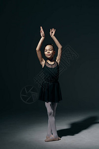 美丽的女孩芭蕾舞女芭蕾舞在轻玩和影子的黑图片