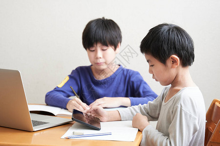 在家网上学习的日籍小学生人背景图片
