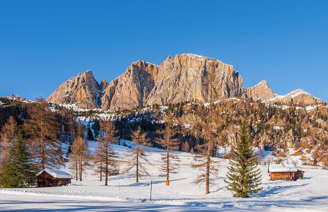 在阳光明媚的冬季日子里靠近滑雪拉高清图片