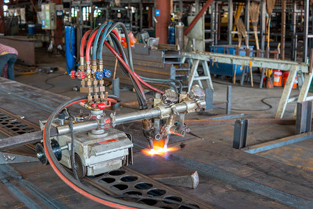 工业厂用气割机烧制焊接后卷曲的弯曲钢板图片